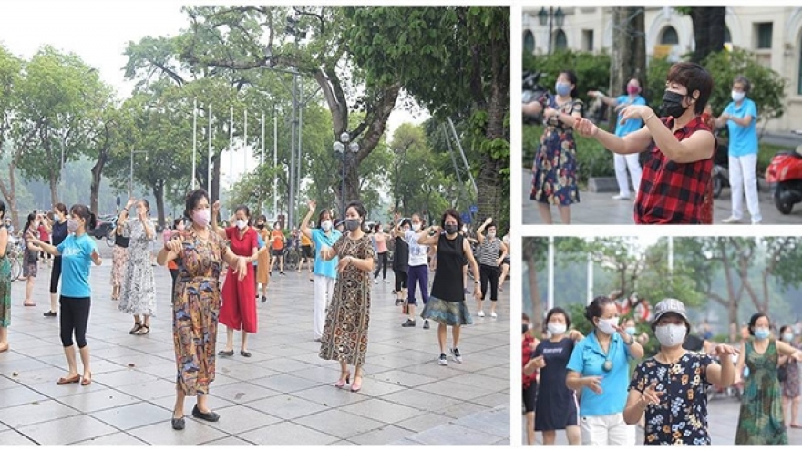 Hanoians abide by anti-pandemic measures as outdoor activities resumed