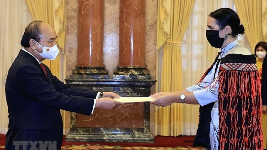 President Nguyen Xuan Phuc hosts foreign ambassadors
