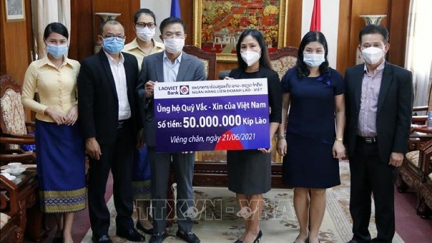 Vietnamese overseas in Laos contribute to COVID-19 Vaccine Fund