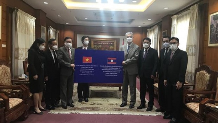 Lao people support Vietnam’s COVID-19 fight