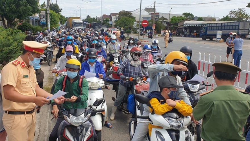 Locals depart Da Nang ahead of tightening COVID-19 control measures