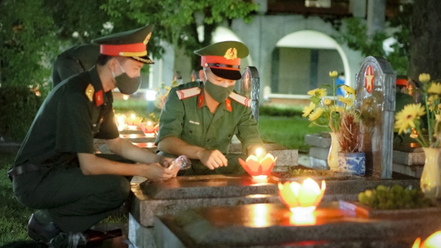 Youths pay tribute to fallen soldiers on martyrs' day