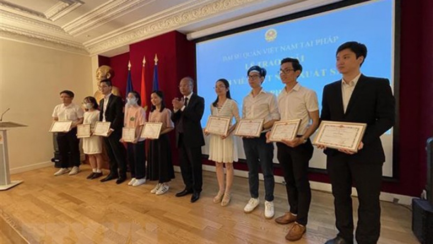 Outstanding Vietnamese students honoured in France