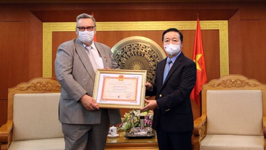 Finnish Ambassador to Vietnam receives "For the Cause of Natural Resources and Environment
