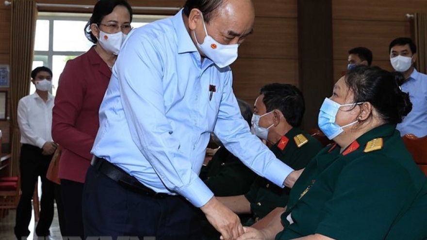 President presents gifts to invalids in Ha Nam