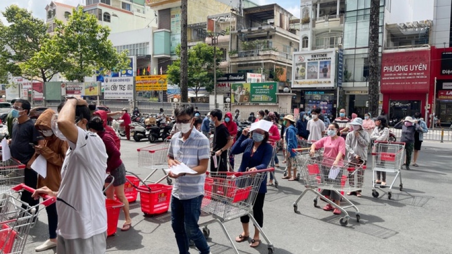 HCM City sees locals flock to stock up on supplies