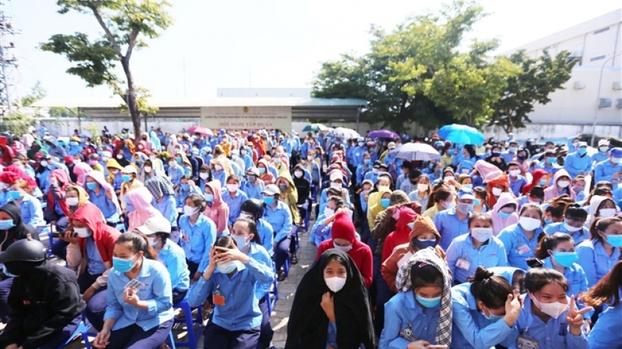 Thousands of workers queue for COVID-19 testing in Da Nang