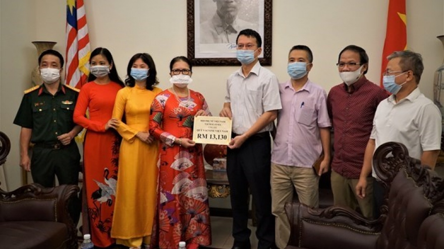 Vietnamese in Malaysia donate to COVID-19 vaccine fund