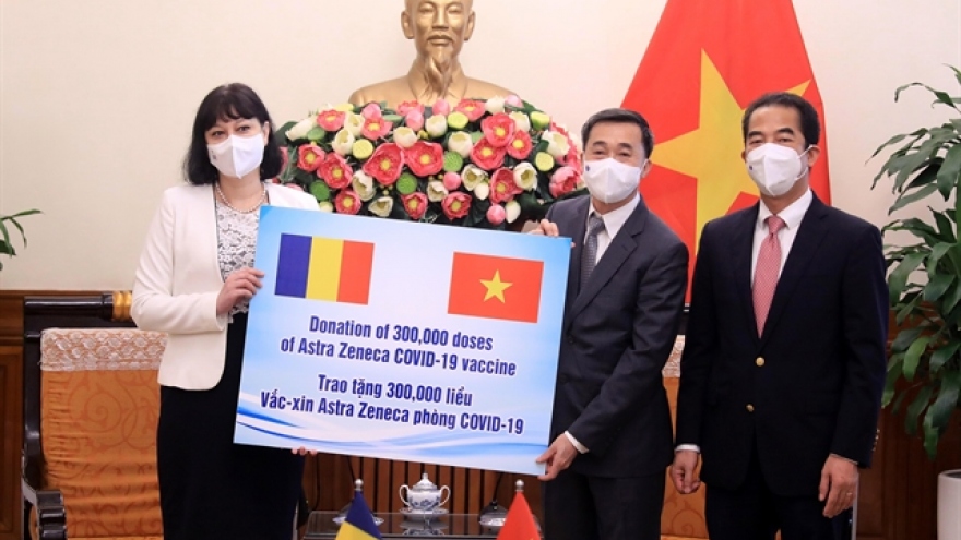 Vietnam receives 300,000 doses of AstraZeneca vaccine from Romania