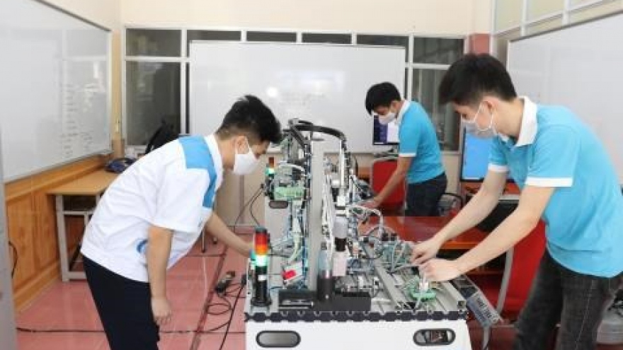 Vietnam looks to train, retrain skills to adapt to 4IR