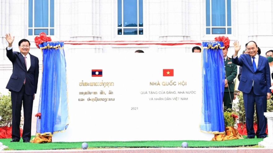 Vietnam, Laos presidents unveil Lao National Assembly building