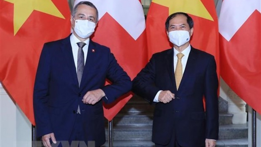 Vietnam hopes to receive more Swiss assistance in COVID-19 vaccine access: FM