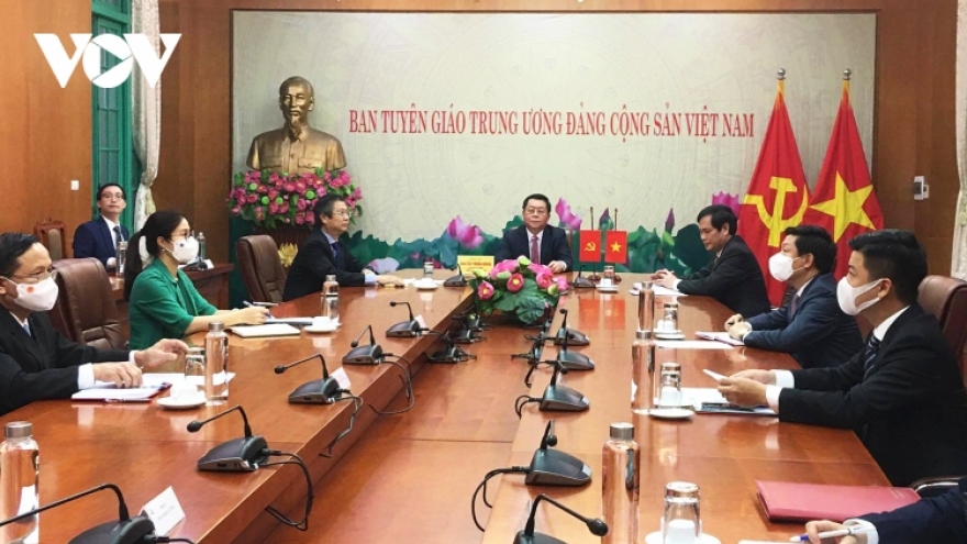 Vietnam, China boost cooperation in theoretical research, journalism