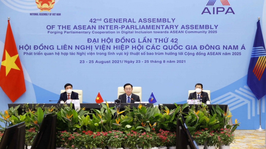 Top Lao legislator hails Vietnam’s proposals at AIPA-42