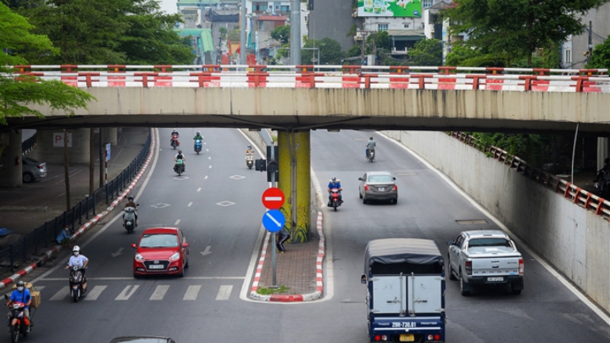 Hanoi roads still crowded despite stricter COVID-19 measures in place