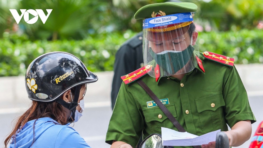 Police forces deployed to intensify COVID-19 prevention measures in Hanoi