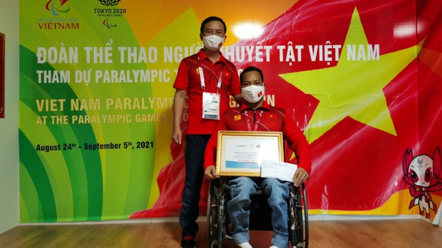 Vietnamese weightlifter Le Van Cong receives bonus from VSAD