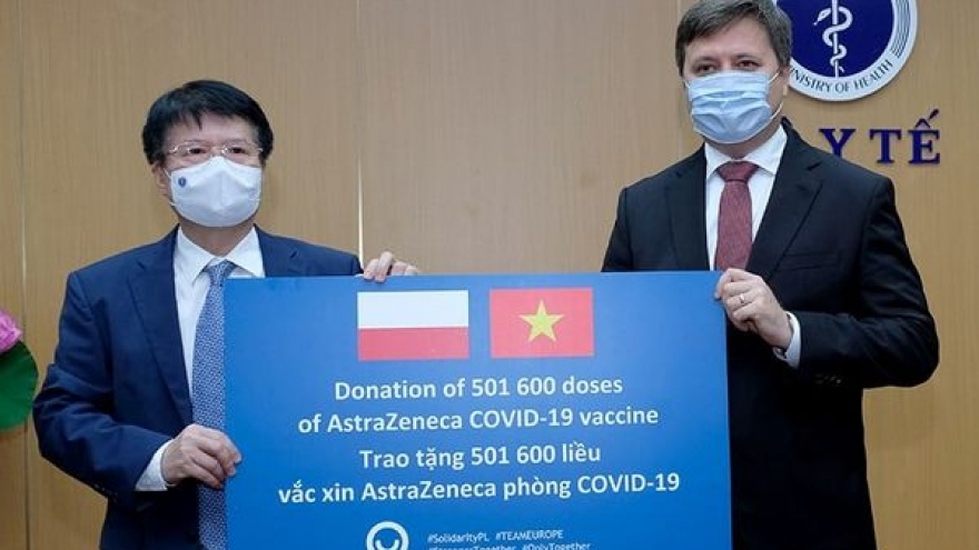 Vietnam receives over 500,000 doses of AstraZeneca vaccine from Poland