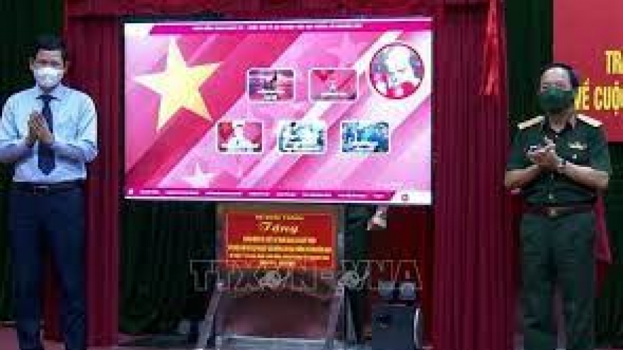 3D display system on General Vo Nguyen Giap presented to Quang Binh