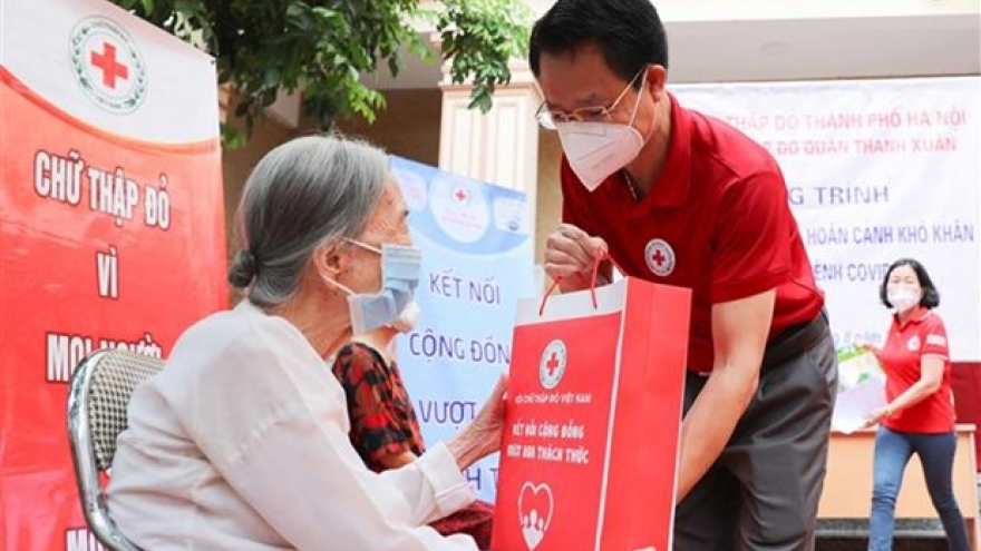 Hanoi Red Cross Society supports pandemic-hit people