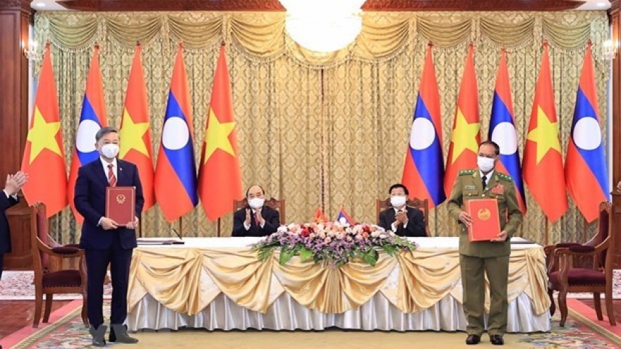 Vietnam presents noble orders to Lao public security units, officers