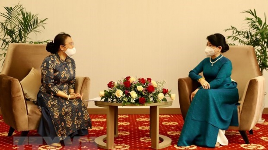 President's spouse receives representatives of Lao-Vietnamese bilingual language school