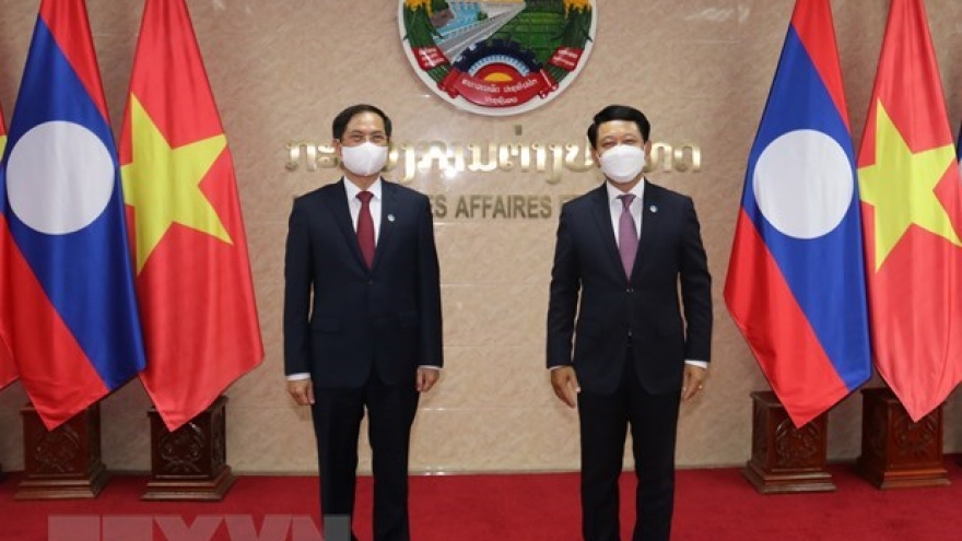 Vietnamese, Lao ministries, commissions forge cooperation