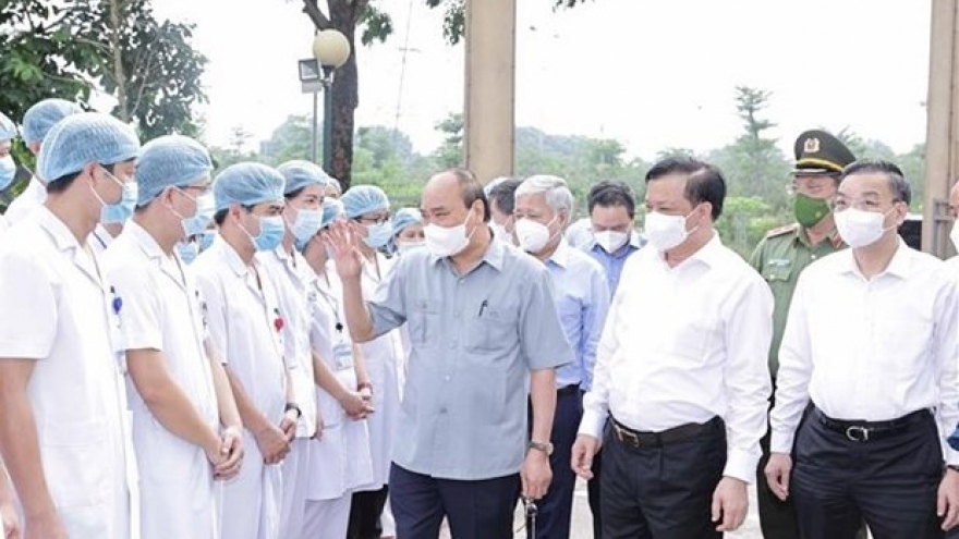 State leader encourages frontline forces, residents of Hanoi in COVID-19 fight