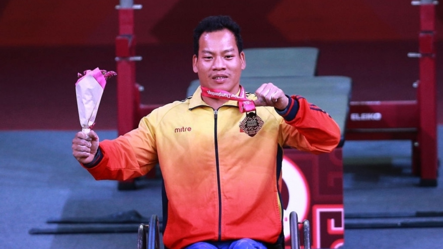 Weightlifter Le Van Cong wins silver at Tokyo Paralympics
