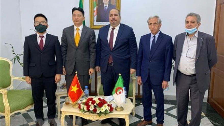 Vietnamese, Algerian parties bolster relationship