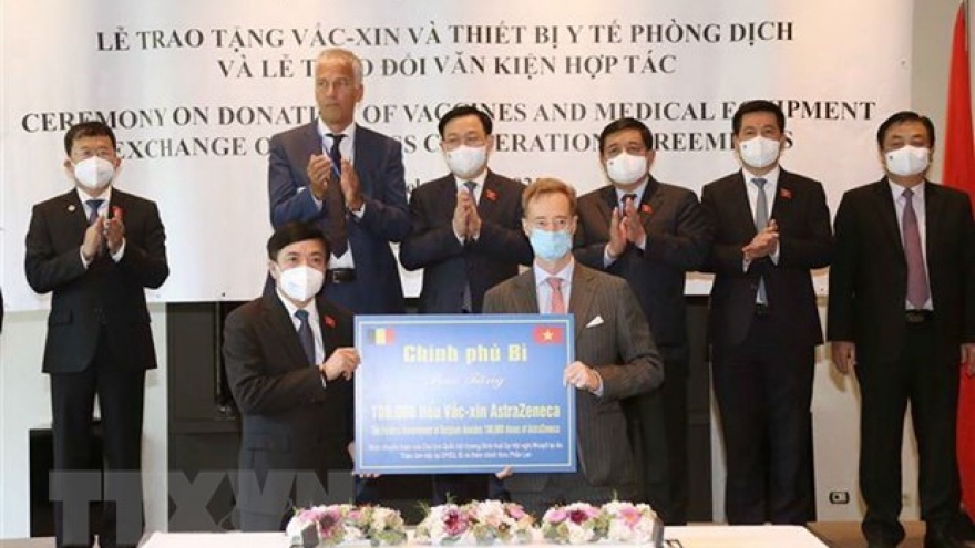 Belgian Foreign Ministry hands over 100,000 vaccine doses to Vietnam