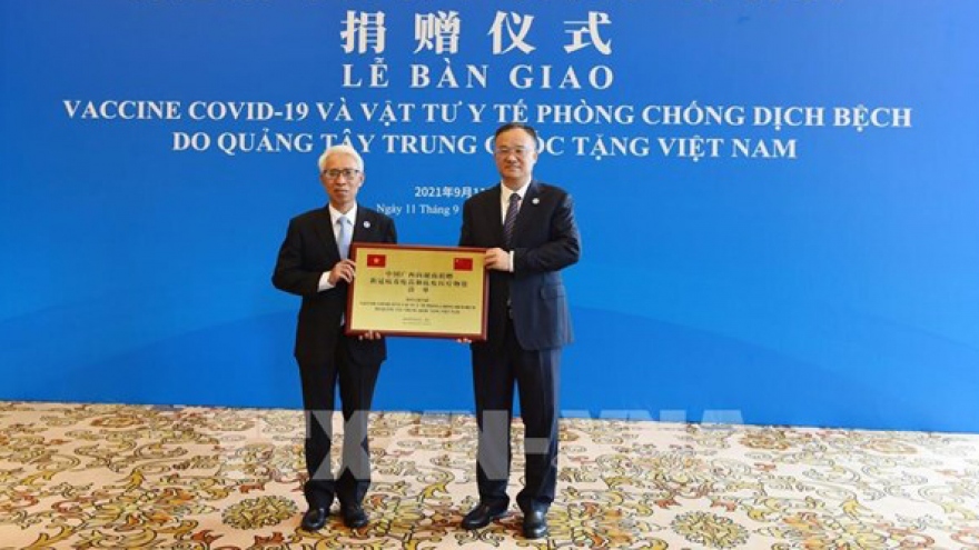 China’s Guangxi donates COVID-19 medical supplies to Vietnam
