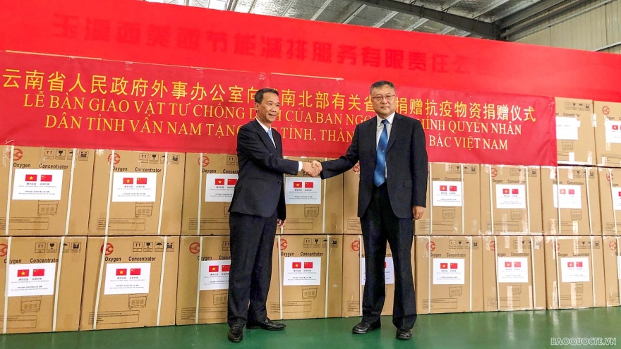 China donates COVID-19 medical supplies to Vietnam 