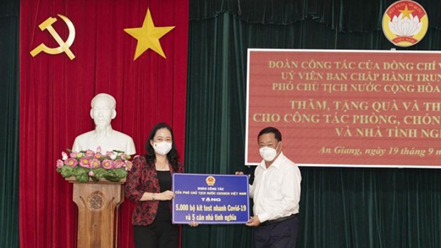 Vice President presents pandemic prevention gifts to An Giang
