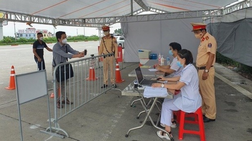 COVID-19: Hanoi installs cameras for QR code scanning at 67 checkpoints