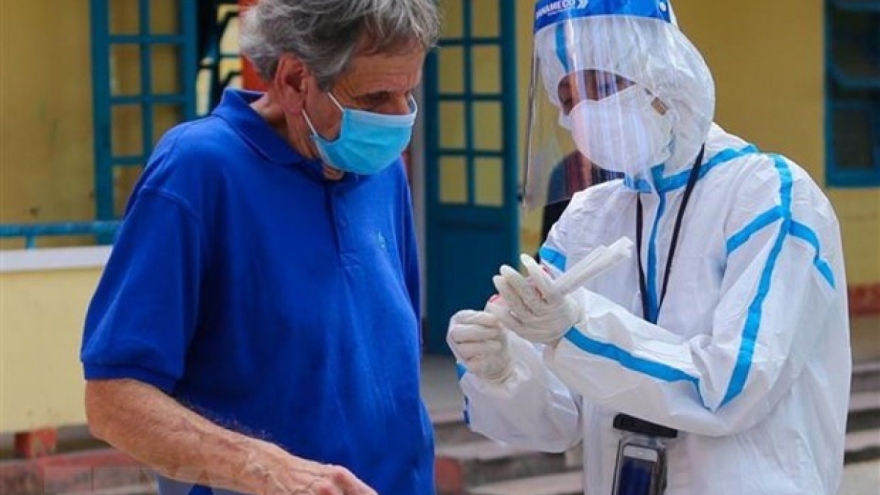 Foreigners in Da Nang vaccinated against COVID-19 