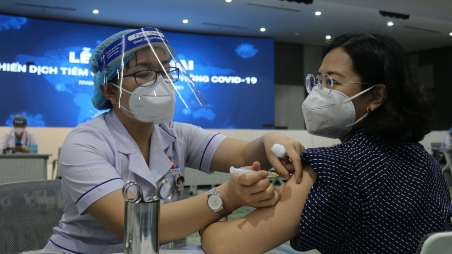 Vietnam goes ahead with second COVID-19 vaccine shot plan