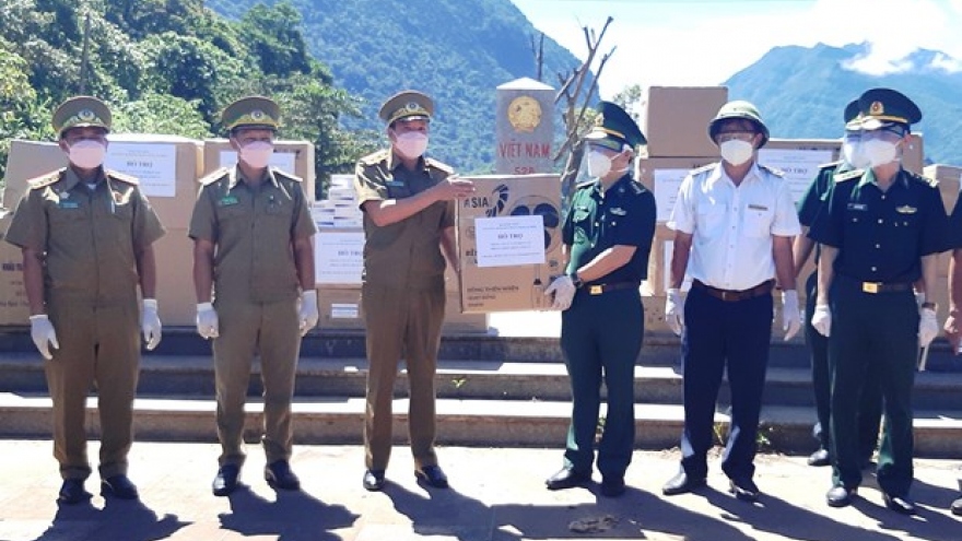 Quang Binh's border guard force presents medical supplies to Lao province