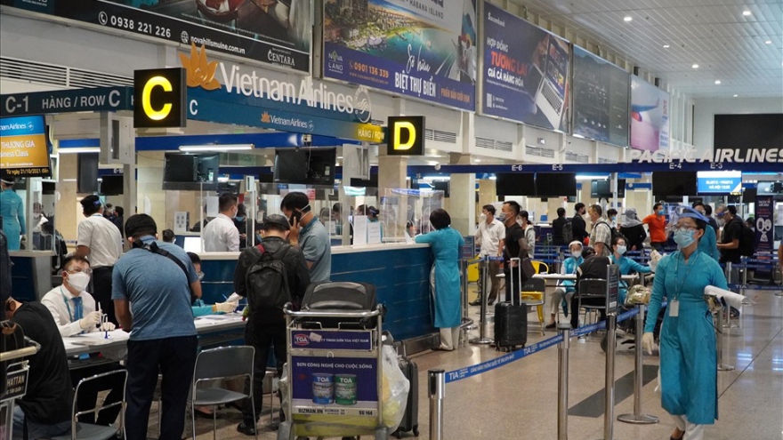 Tan Son Nhat airport busy as domestic air routes resume