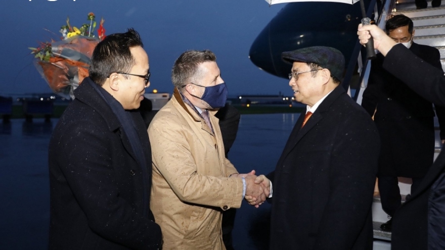PM Chinh arrives in UK for working visit and COP26