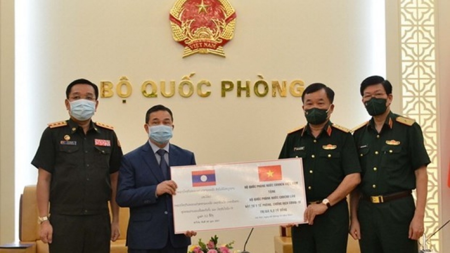 Vietnam assists Lao Defence Ministry with medical supplies