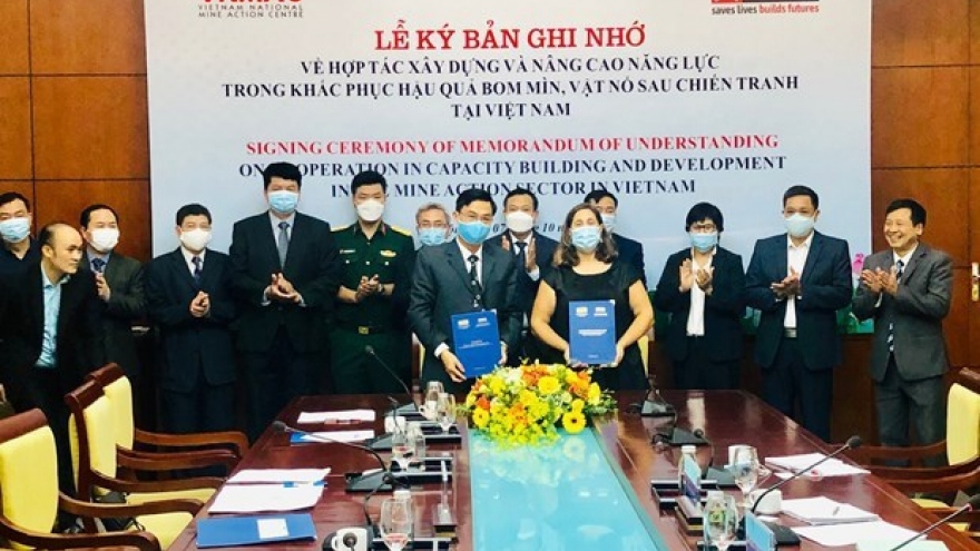 Vietnamese, UK organisations cooperate in addressing post-war bombs, mines