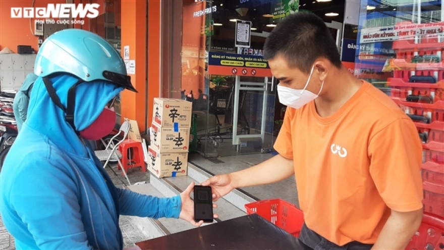 HCM City residents use “COVID-19 green cards” to go shopping