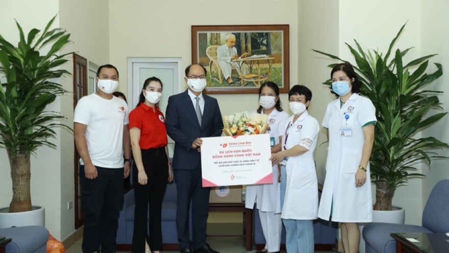 RoK KTO presents gifts to Vietnamese frontline workers