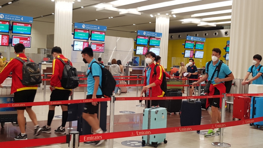 Vietnamese players arrive in Oman for 2022 FIFA World Cup qualifiers