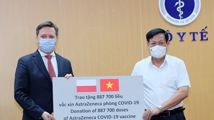 Vietnam receives nearly 2 million doses of COVID-19 vaccine donated by Poland, RoK