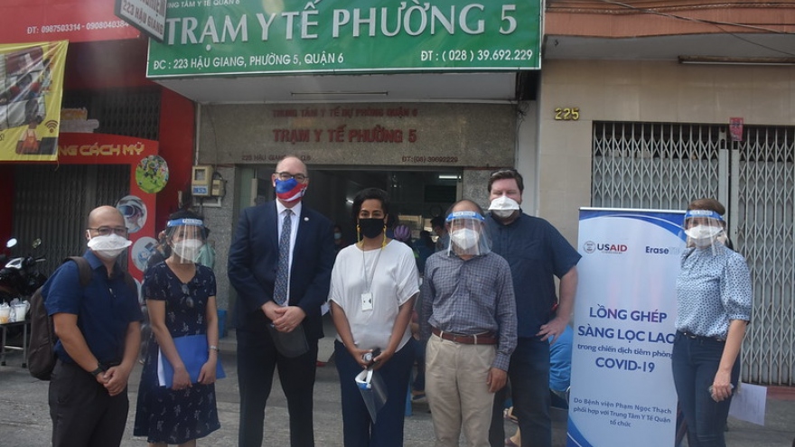 US helps Vietnam integrate TB screening into COVID vaccination sites