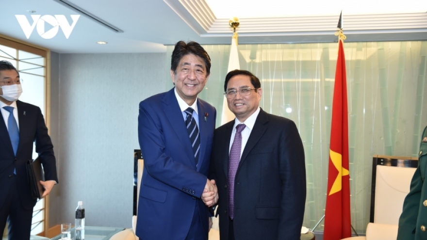 PM Chinh receives former PM Shinzo Abe