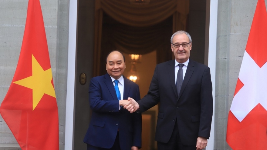 Swiss President hosts welcome ceremony for Vietnamese State leader