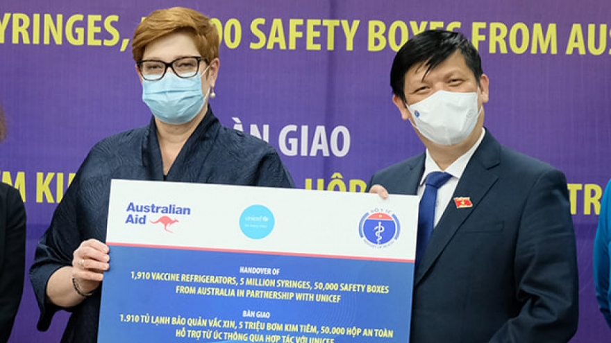 Australia and UNICEF deliver COVID-19 medical supplies to Vietnam